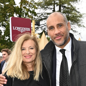 Valérie Trierweiler et son compagnon Romain Magellan - Qatar Prix de l'Arc de Triomphe à l'hippodrome Paris Longchamp le 2 octobre 2022. © Coadic Guirec/Bestimage/Bestimage