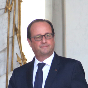 François Hollande - François Hollande quitte le conseil des ministres au Palais de l'Elysée, la veille de la sortie du livre de son ex-compagne Valérie Trierweiler à Paris le 3 septembre 2014. 