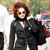 Helena Bonham Carter se promène à Malibu. Elle va rejoindre des amies pour le déjeuner. 18/02/2010