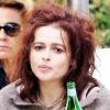 Helena Bonham Carter se promène à Malibu. Elle va rejoindre des amies pour le déjeuner. 18/02/2010