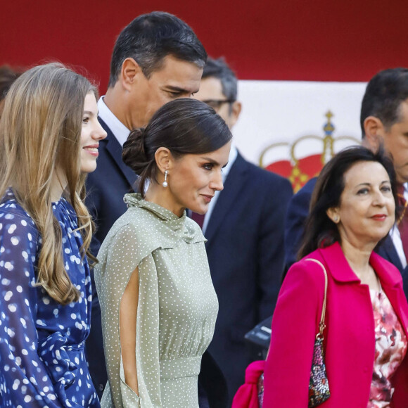 Le roi Felipe VI, la reine Letizia et la princesse Sofia d'Espagne assistent au défilé militaire et à la réception de la fête nationale au palais royal à Madrid, Espagne, le 12 octobre 2022. 