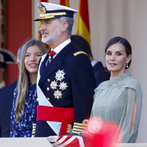 Le roi Felipe VI, la reine Letizia et la princesse Sofia d'Espagne assistent au défilé militaire et à la réception de la fête nationale au palais royal à Madrid, Espagne, le 12 octobre 2022. 