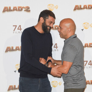 Kev Adams et Jamel Debbouze posent lors du photocall de l'avant-première du film "Alad'2" au cinéma le grand Rex à Paris © Coadic Guirec / Bestimage