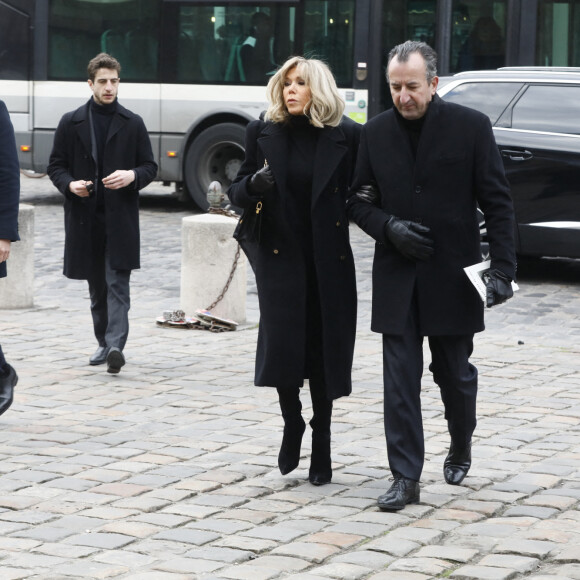 Brigitte Macron et José Pietroboni, chef du protocole - Obsèques de Philippe Tesson en l'église Saint-Germain-des-Prés à Paris, le 10 février 2023. © Christophe Clovis / Bestimage