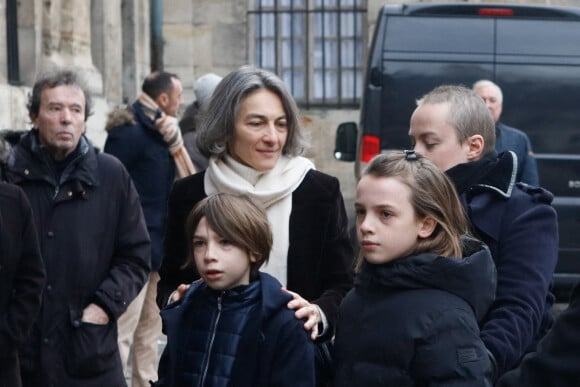 Stéphanie Tesson et sa famille - Obsèques de Philippe Tesson en l'église Saint-Germain-des-Prés à Paris, le 10 février 2023. © Christophe Clovis / Bestimage