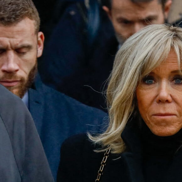 La première dame Brigitte Macron - Sorties des obsèques de Philippe Tesson en l'église Saint-Germain-des-Prés à Paris le 10 février 2023. © Christophe Clovis / Bestimage