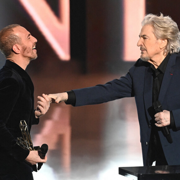 Calogero et Serge Lama (Victoire d'honneur) lors de la 38ème cérémonie des Victoires de la musique à la Seine musicale de Boulogne-Billancourt, France, le 10 février 2023. © Coadic Guirec/Bestimage 