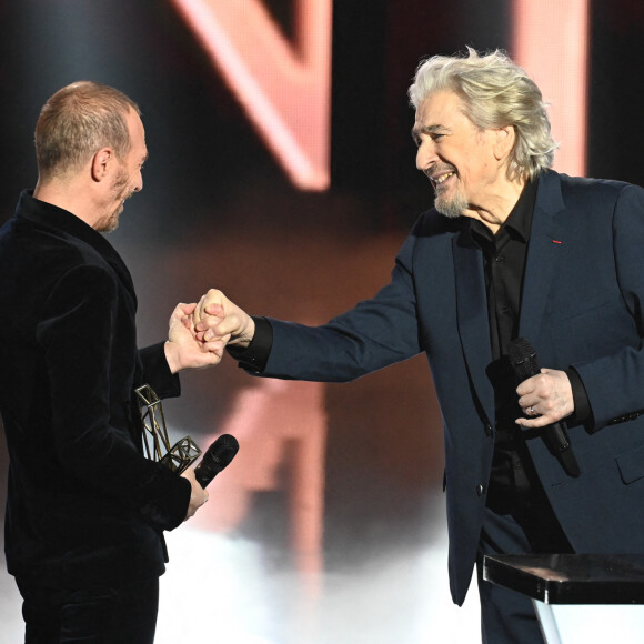 Calogero et Serge Lama (Victoire d'honneur) lors de la 38ème cérémonie des Victoires de la musique à la Seine musicale de Boulogne-Billancourt, France, le 10 février 2023. © Coadic Guirec/Bestimage 