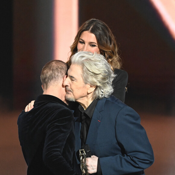 Calogero et Serge Lama (Victoire d'honneur) lors de la 38ème cérémonie des Victoires de la musique à la Seine musicale de Boulogne-Billancourt, France, le 10 février 2023. © Coadic Guirec/Bestimage 