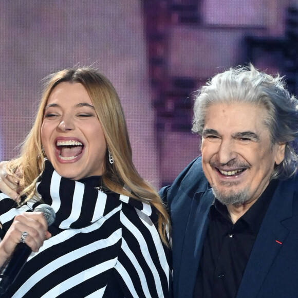 Santa et Serge Lama (Victoire d'honneur) lors de la 38ème cérémonie des Victoires de la musique à la Seine musicale de Boulogne-Billancourt, France, le 10 février 2023. © Coadic Guirec/Bestimage 