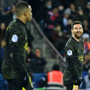 Attitude de Lionel Leo Messi ( 30 - PSG ) - Kylian MBAPPE ( 7 - PSG ) - Match de Ligue 1 Uber Eats "PSG - Reims (1-1)" au Parc des Princes, le 29 janvier 2023. A l'occasion du Nouvel An chinois, les joueurs portent un maillot avec leurs noms floqués en mandarin. 