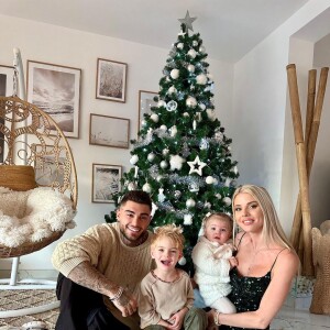 Jessica Thivenin et Thibault Garcia avec leurs enfants Maylone et Leewane à Noël