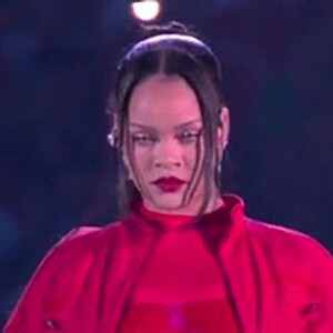Rihanna ( boucles d'oreille Messika : Mono boucle d'oreille illusionistes avec clip diamant, mono boucle Magnetic Love, une partie diamond equalizer et le clip diamond illusionistes) fait le show pendant la mi-temps du Super Bowl et annonce sa deuxième grossesse, le 12 février 2023.