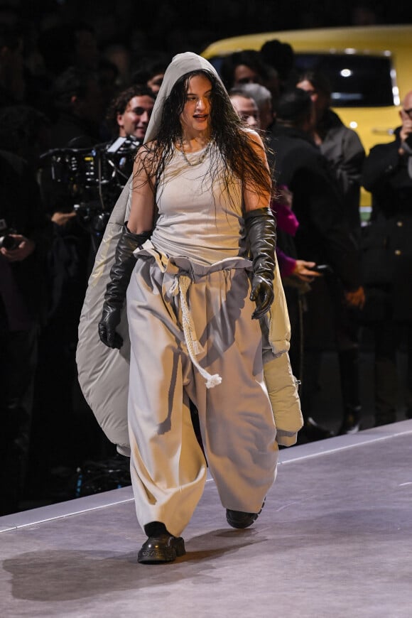 La chanteuse Rosalia qui performe lors du défilé de mode Hommes "Louis Vuitton" prêt-à-porter automne-hiver 2023/2024 à la Cour Carrée du Louvre lors de la fashion week de Paris. Le 19 janvier 2023