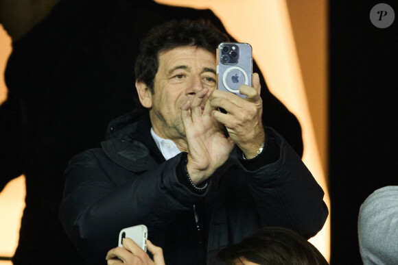 Patrick Bruel dans les tribunes du match aller des 8e de finale de la ligue des champions entre le PSG et le Bayern Munich au Parc des Princes à Paris, le 14 février 2023.