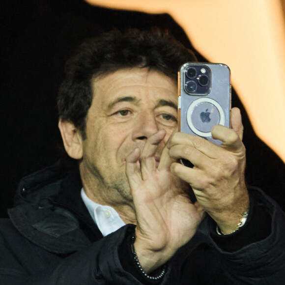 Patrick Bruel dans les tribunes du match aller des 8e de finale de la ligue des champions entre le PSG et le Bayern Munich au Parc des Princes à Paris, le 14 février 2023.