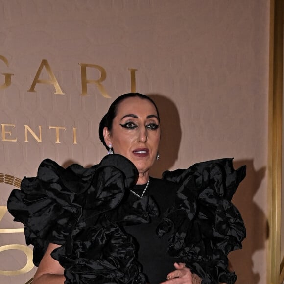 Fantasque et glamour, la comédienne espagnole Rossy de Palma faisait également partie des invitées. 
Rossy de Palma - Inauguration de l'exposition "Bulgari Serpenti : 75 Years of Infinite Tales" au Musée Thyssen-Bornemisza à Madrid. Le 16 février 2023