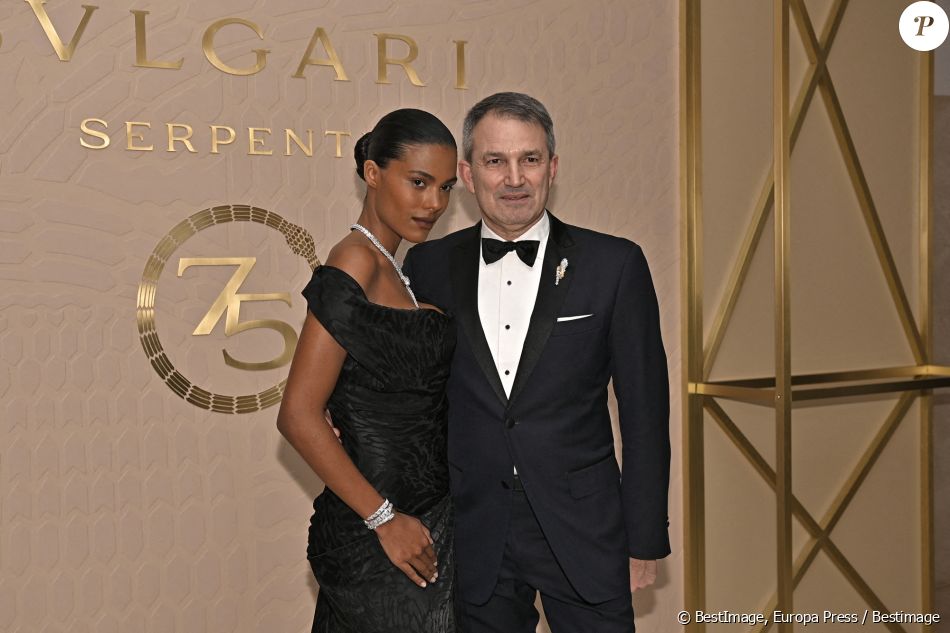 Venue sans son mari Vincent Cassel, elle a posé avec Lelio Gavazza,  président de la maison qui organisait l'exposition Bulgari Serpenti : 75  Years of Infinite T - Purepeople