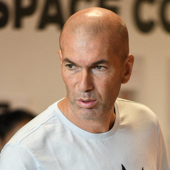 Zinedine Zidane lors de la lecture de la dictée ELA aux élèves de la 6ème F du collège Henri Barnier à Marseille le 18 octobre 2022. Le texte de la dictée 2022 est de Mohamed Mbougar SARR, "L'étoile qui n'avait pas sommeil", lauréat du Prix Goncourt 2021.