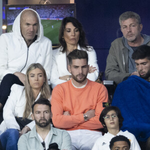Zinedine Zidane et sa femme Véronique, Luca Zidane et sa compagne Marina, Théo Zidane - Les célébrités assistent à la victoire du Real Madrid face à Liverpool (1-0) en finale de la Ligue des Champions au stade de France, le 28 mai 2022. © Cyril Moreau / Bestimage Merci de flouter le visage des enfants avant parution.