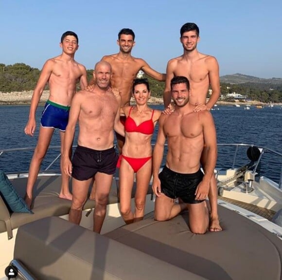 Le Français s'est platement excusé pour son niveau d'anglais. "My english is very bad", a-t-il déclaré.
Zinédine Zidane pose avec sa femme Véronique et leurs quatre fils, Elyaz, Enzo, Théo et Luca au cours de vacances en famille à Ibiza. Instagram, le 5 juillet 2019.