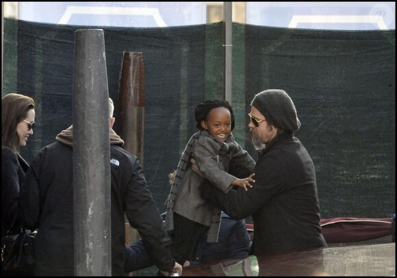 Angelina Jolie en famille avec son papa et ses amours à Venise le 21/02/2010