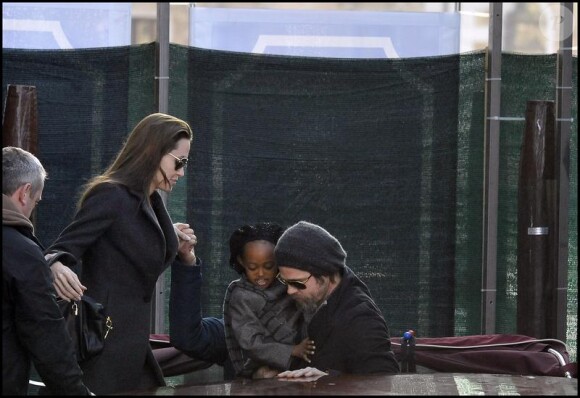 Angelina Jolie en famille avec son papa et ses amours à Venise le 21/02/2010