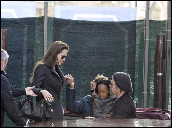Angelina Jolie en famille avec son papa et ses amours à Venise le 21/02/2010