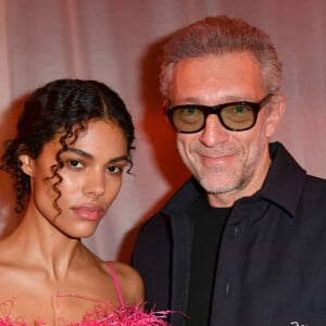 Vincent Cassel et sa femme Tina Kunakey - Photocall en front row du défilé "Le Raphia" de la maison Jacquemus au Bourget le 12 décembre 2022. © Veeren / Clovis / Bestimage 