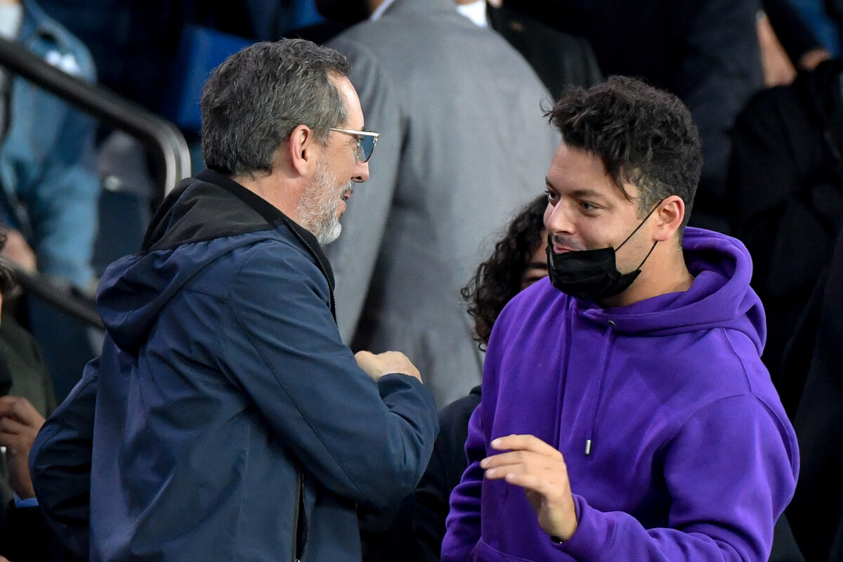 Photo : Gad Elmaleh, Kev Adams - People en tribunes du match de