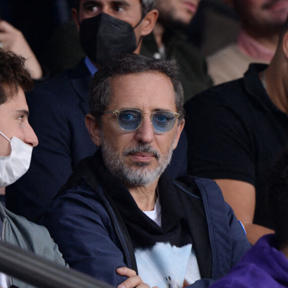 Gad Elmaleh avec son fils Noé, Kev Adams - People en tribunes du match de football en ligue 1 Uber Eats : Le PSG (Paris Saint-Germain) remporte la victoire 2-1 contre Lyon au Parc des Princes à Paris le 19 septembre 2021. 