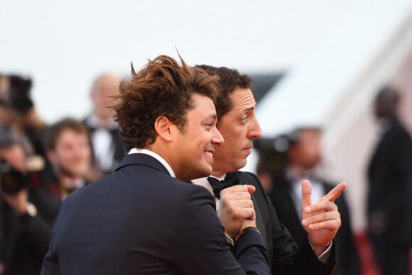 Kev Adams et Gad Elmaleh à la montée des marches du film "Elle" lors du 69ème Festival International du Film de Cannes. Le 21 mai 2016. © Rachid Bellak / Bestimage 