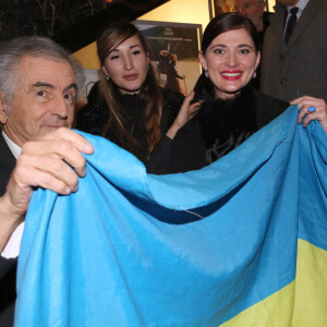 Bernard-Henri Lévy (BHL) pose avec le drapeau de l'Ukraine - Présentation et Projection du Documentaire de Bernard-Henri Lévy (BHL) sur la guerre en Ukraine : "Slava Ukraini" (Gloire à l'Ukraine) au Cinéma Balzac à Paris, France, le 6 Février 2023. © Bertrand Rindoff / Bestimage 