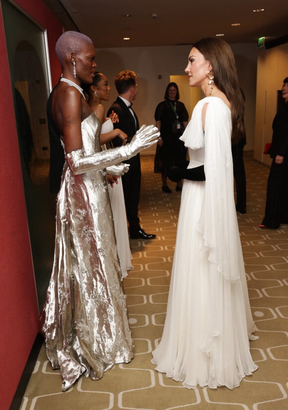 Vêtue d'une robe blanche Alexander McQueen déjà portée en 2019, Kate était d'humeur coquine
Le prince William, prince de Galles, et Catherine (Kate) Middleton, princesse de Galles, arrivent à la 76ème cérémonie des British Academy Film Awards (BAFTA) au Royal Albert Hall à Londres, le 19 février 2023. 