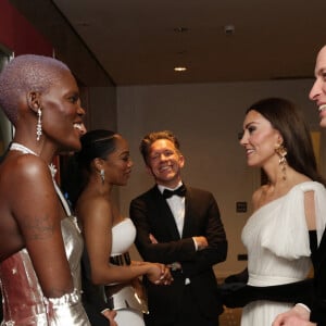 Elle s'est autorisée un geste tendre et plutôt surprenant envers le prince William !
Le prince William, prince de Galles, et Catherine (Kate) Middleton, princesse de Galles, arrivent à la 76ème cérémonie des British Academy Film Awards (BAFTA) au Royal Albert Hall à Londres, le 19 février 2023. 