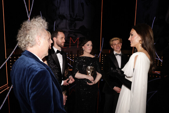 Kate Middleton lui a, en effet, glissé une main aux fesses
Le prince William, prince de Galles, et Catherine (Kate) Middleton, princesse de Galles, arrivent à la 76ème cérémonie des British Academy Film Awards (BAFTA) au Royal Albert Hall à Londres, le 19 février 2023. 
