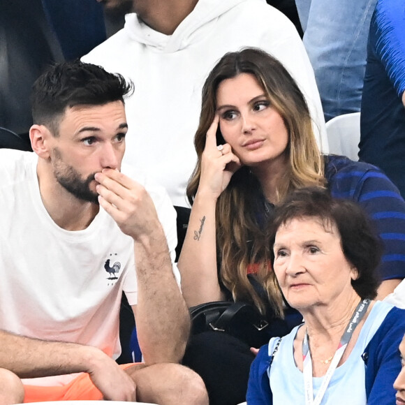 Tandis qu'Hugo est resté à Londres pour se soigner, lui qui s'est sérieusement blessé au genou, Marine s'est envolée loin de Londres avec les enfants.
Hugo Lloris avec sa femme Marine - People et joueurs en famille dans les tribunes lors du match de demi-finale "France - Maroc" lors de la Coupe du Monde 2022 au Qatar (FIFA World Cup Qatar 2022) le 14 décembre 2022. © Philippe Perusseau / Bestimage