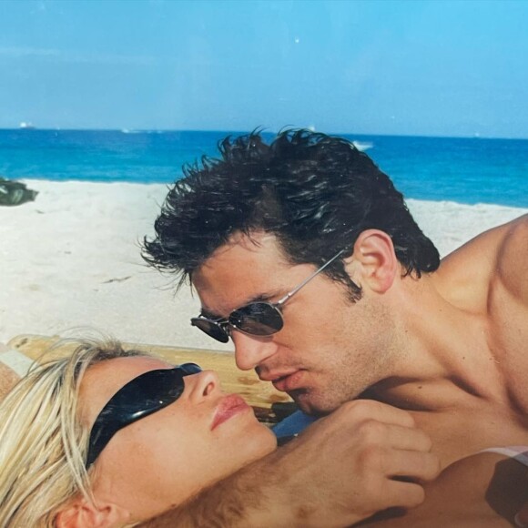 Sur la plage comme à la montagne... Filip et Valérie étaient fous amoureux.
Sasha Nikolic partage des souvenirs de ses parents, son père Filip et sa mère Valérie. Instagram. Le 19 février 2023.