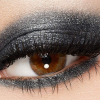 Optez pour une mise en beauté scintillante avec ces produits makeup métallisés