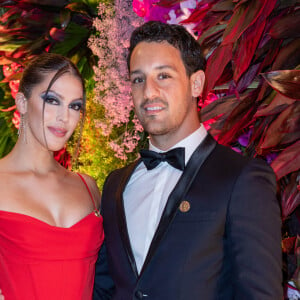 En effet, sur son compte Instagram, elle a annoncé que son fiancé était absent car il était malade.
Fiançailles - Iris Mittenaere annonce ses fiançailles avec Diego El Glaoui - Exclusif - Prix Special  Iris Mittenaere et son compagnon Diego El Glaoui - L'association "Children of Africa" dont Madame Dominique Ouattara (Première dame de Côte d'Ivoire) est présidente organise le dîner de gala sur le thème Africa is the Future à Abidjan donné au profit de la création d'un foyer d'accueil pour ls femmes victimes de violences et la reconstruction de la Case des Enfants. Diner de gala spécialement conçu par le Chef Trois Étoiles Y.Alleno et la Cheffe Ivoirienne P.Gilbert, spectacle présenté par K.Touré et Y.Zogbo, voyage dans le futur avec les ballets de Georges Momboye et nles grandes stars africaines du 21 ème Siècle. Vente aux enchères animée par Maître Julien-Vincent Brunie de chez Christie's et Maître Jean-Noël Sampah. Hotel Sofitel Ivoire à Abidjan le 11 mars 2022 © Olivier Borde / Bestimage