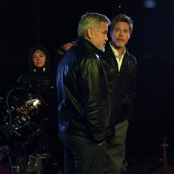 "La relation de Brad et Angelina était un tel désastre... c'est l'opposé avec Ines."
Brad Pitt et George Clooney tournent une scène du film "Wolves" dans le quartier de Chinatown à New York le 17 février 2023.