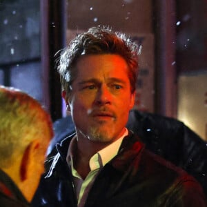 Brad Pitt et George Clooney tournent une scène du film "Wolves" dans le quartier de Chinatown à New York le 17 février 2023.