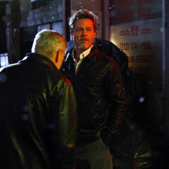 Brad Pitt et George Clooney tournent une scène du film "Wolves" dans le quartier de Chinatown à New York le 17 février 2023.