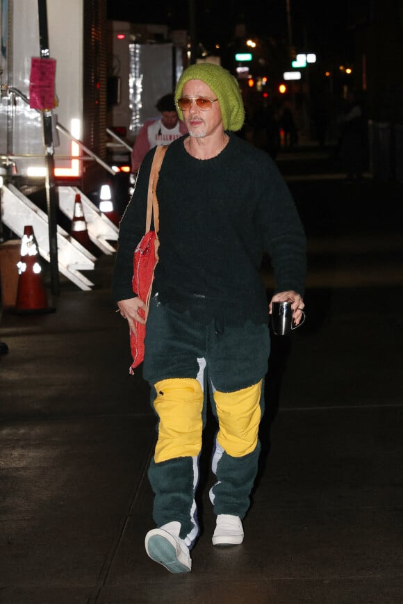 Brad Pitt arrive sur le tournage du film "Wolves" (Apple tv) à New York, le 16 février 2023.
