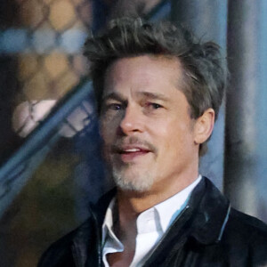 Brad Pitt arrive sur le tournage du film "Wolves" (Apple tv) à New York et signe un autographe. Le 15 février 2023.