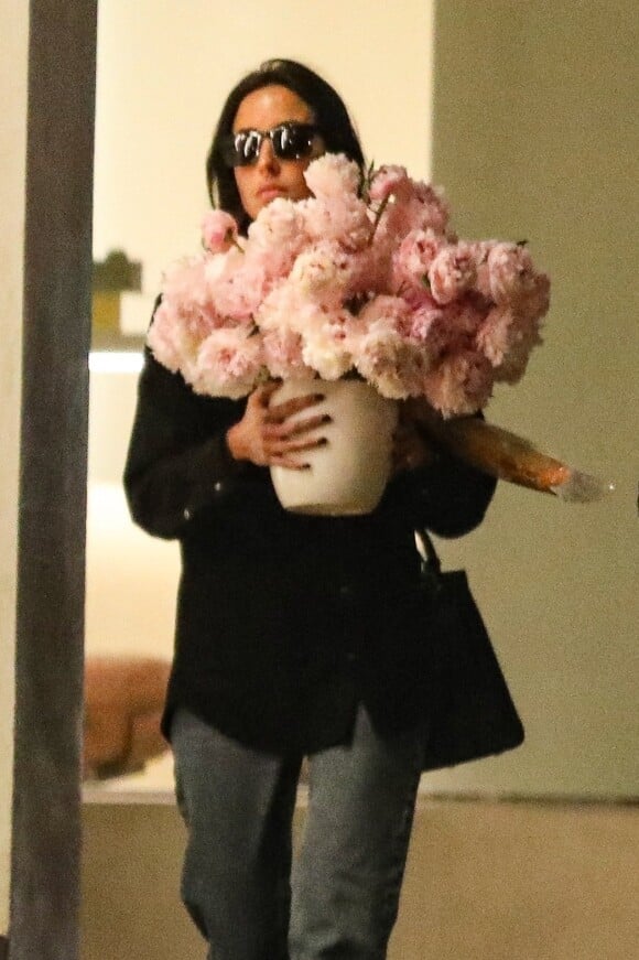Exclusif - Ines De Ramon (la compagne de Brad Pitt) se promène avec un gigantesque bouquet de rose dans les bras à Los Angeles, le 14 février 2023.