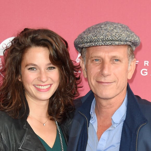 Charles Berling et sa compagne Pauline Cheviller - 96e Qatar Prix de l'Arc de Triomphe à l'Hippodrome de Chantilly le 1er octobre 2017. © Coadic Guirec/Bestimage 