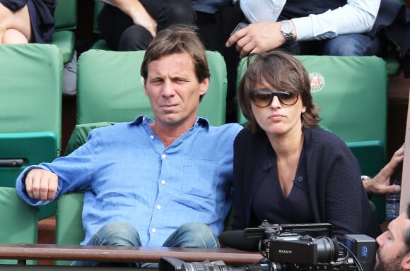 Occasionnellement, elle évoque aussi la maladie dont elle est atteinte : l'endométriose.
Le journaliste Pascal Humeau et sa compagne la journaliste Amandine Bégot (enceinte) - - People dans les tribunes lors du tournoi de tennis de Roland-Garros à Paris, le 28 mai 2015.