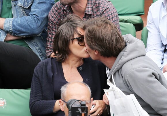 Le journaliste Pascal Humeau et sa compagne la journaliste Amandine Bégot (enceinte) - People dans les tribunes lors du tournoi de tennis de Roland-Garros à Paris, le 28 mai 2015.