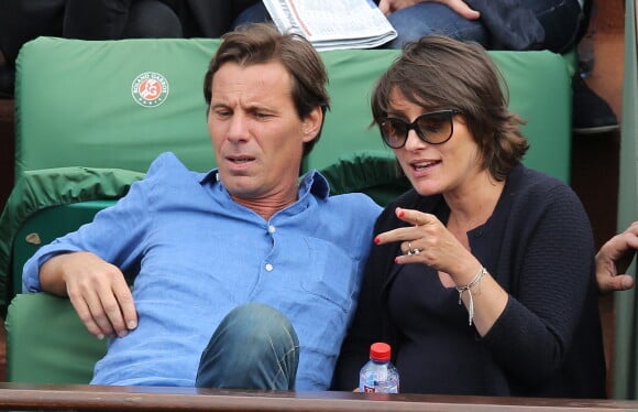 Le journaliste Pascal Humeau et sa compagne la journaliste Amandine Bégot (enceinte) - People au village des Internationaux de France de tennis de Roland Garros à Paris. Le 29 mai 2015.